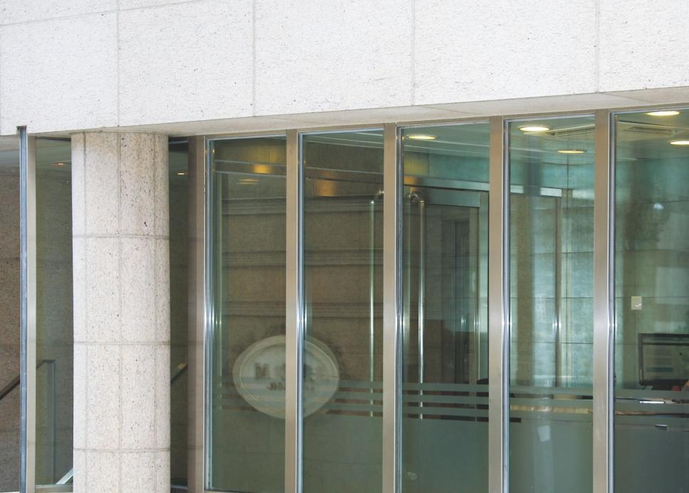 Fixed exterior fire-window application from the 2025 Mingan catalogue (Chinese edition, printed p. 24).