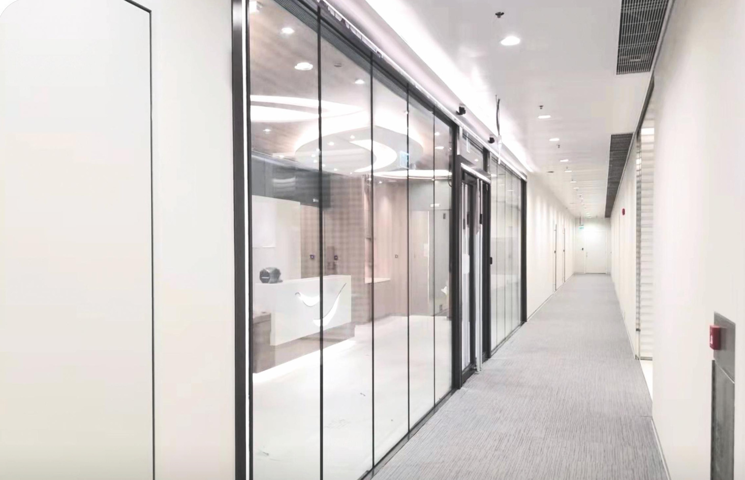 Butt-jointed fire-resistant glazing